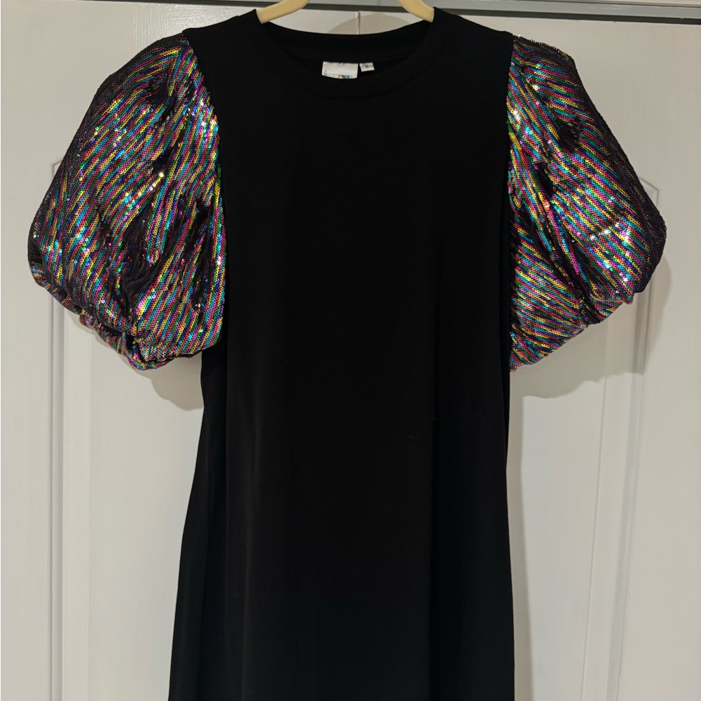 QUEEN OF SPARKLES. Black dress. Sequin puff sleeve. Size small.
